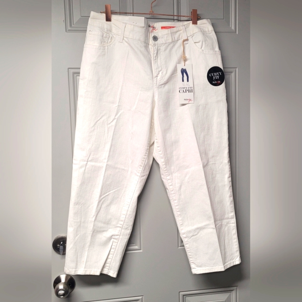 Style&Co White Capri Size 14 Curvy Fit Rhinstones Back Pockets, Stretch (B09)